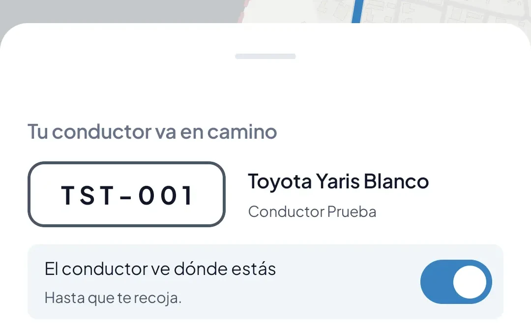 Pantalla de la app de taxi: el conductor va en camino, con la placa del vehículo y un interruptor para compartir la ubicación.
